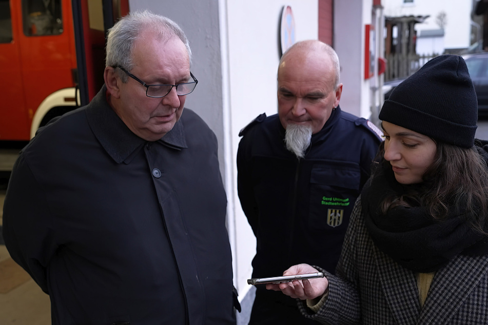 "exactly"-Reporterin Katharina Vorndran mit Stadtwehrleiter Gerd Uhlmann und Gunter Schröter (Freie Wähler) an der alten Feuerwehr in Pockau-Lengefeld.