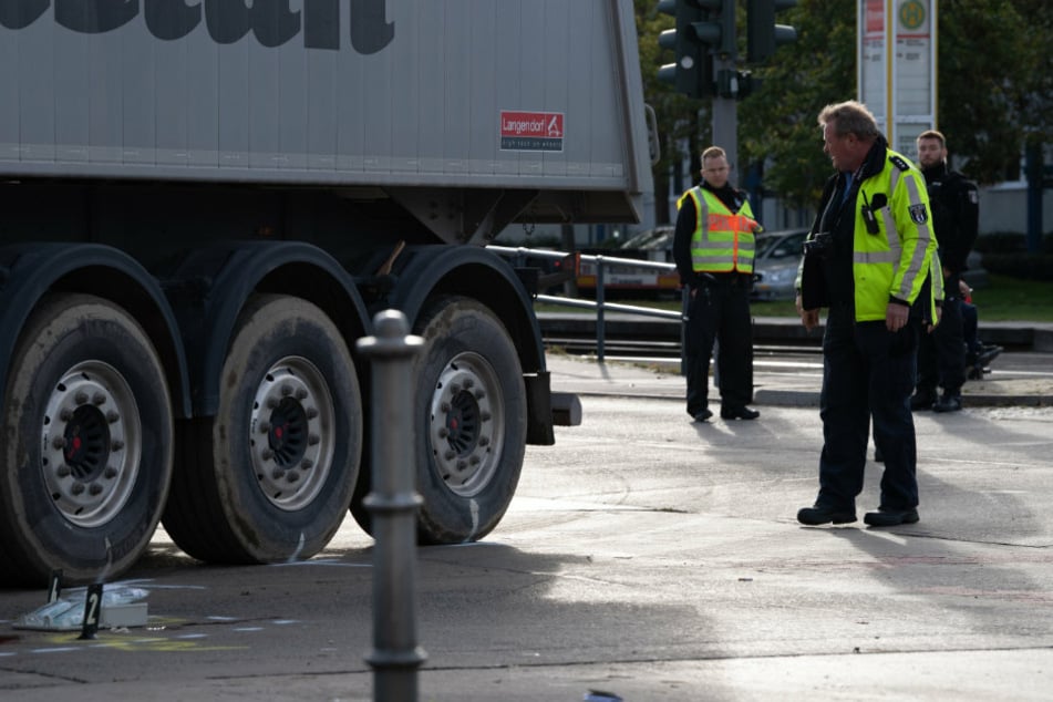 Polizisten untersuchen den Unfallhergang eines Unfalls, zwischen einer Radfahrerin und einem Lkw auf der Zossener Straße in Hellersdorf.