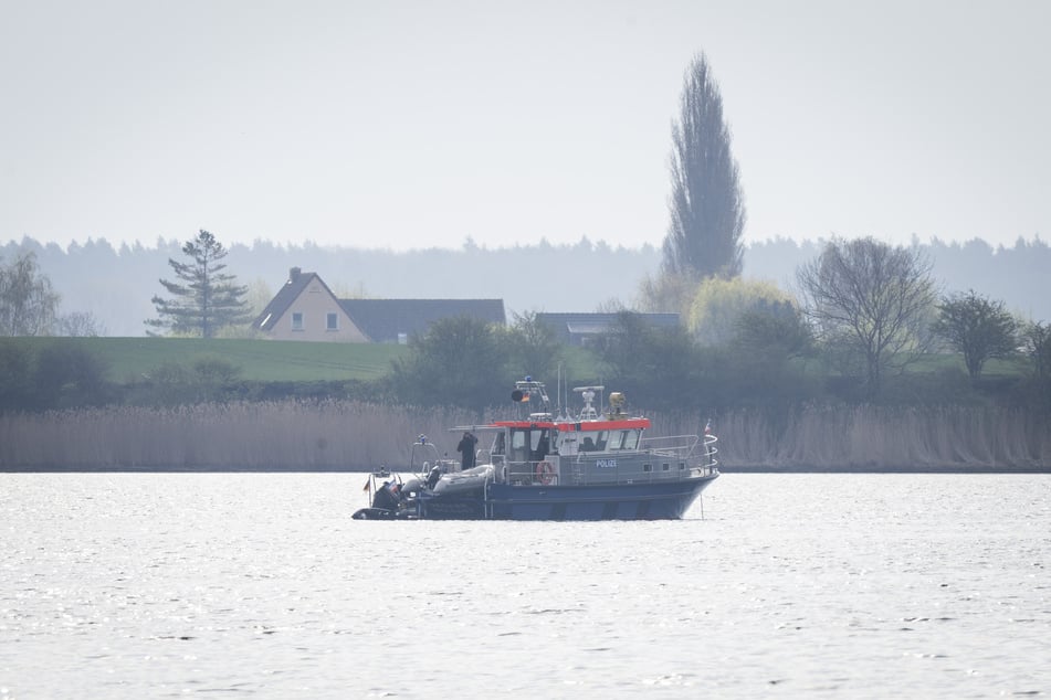 Das Polizeiboot "Uecker" liegt in der Nähe des Wals.
