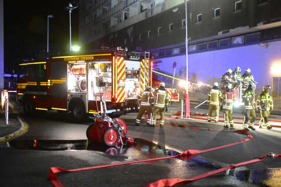 Die Feuerwehr löschte den Brand am Pirnaischen Platz.