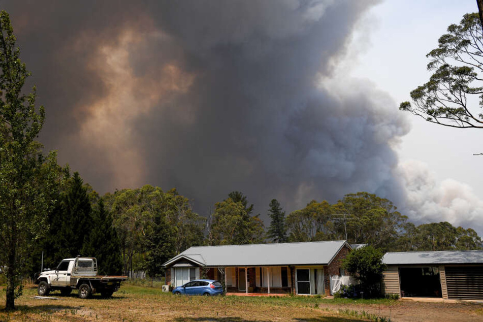 Eine Rauchwolke aus den Buschbränden der Grose Valley verdeckt den Himmel. Die Lage im Kampf gegen die Buschfeuer in Australien spitzt sich zu.