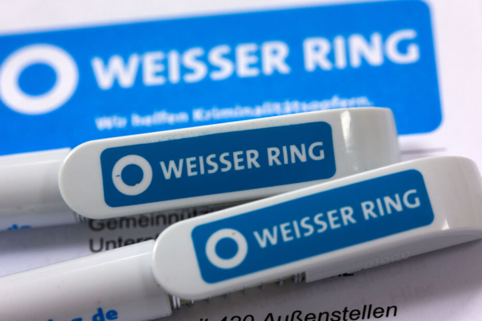Kugelschreiber liegen bei der Pressekonferenz des Verbands Weißer Ring auf dem Tisch.