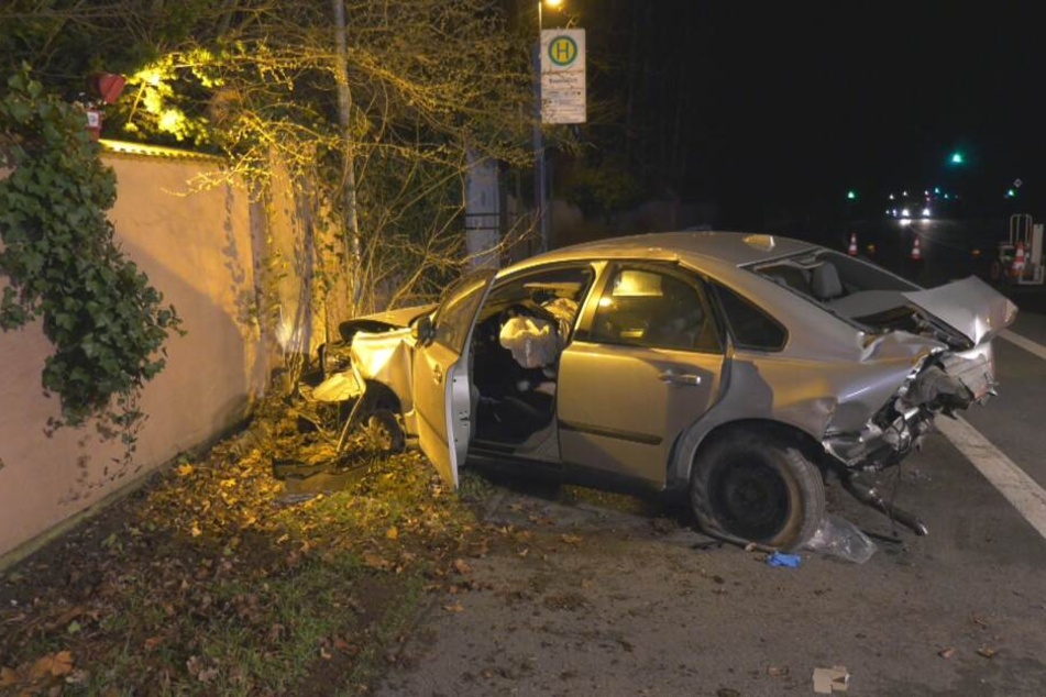 Der Volvo steht völlig beschädigt am Straßenrand.