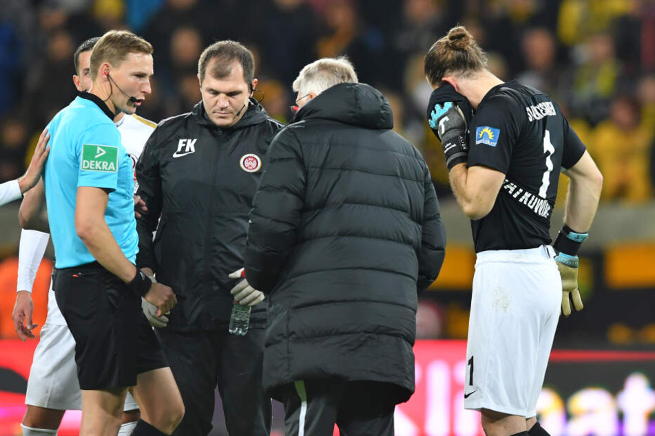 Wiesbadens Torhüter Lukas Watkowiak musste nach dem 1:0 für Dynamo und dem darauffolgenden Böllerwurf am Ohr behandelt werden.