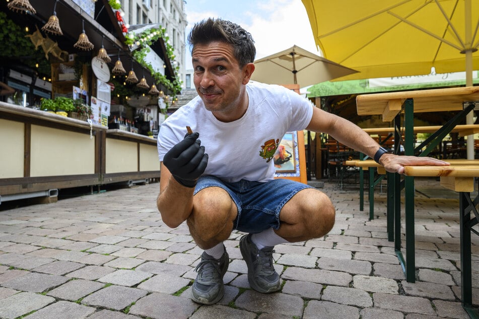Henrik Bonesky (48) hat vor einem Weinfest-Tag viel zu tun - auch Zigaretten einsammeln gehört dazu.