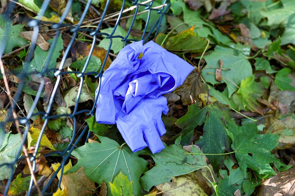 Am Unfallort lassen sich noch ein paar medizinische Handschuhe finden.