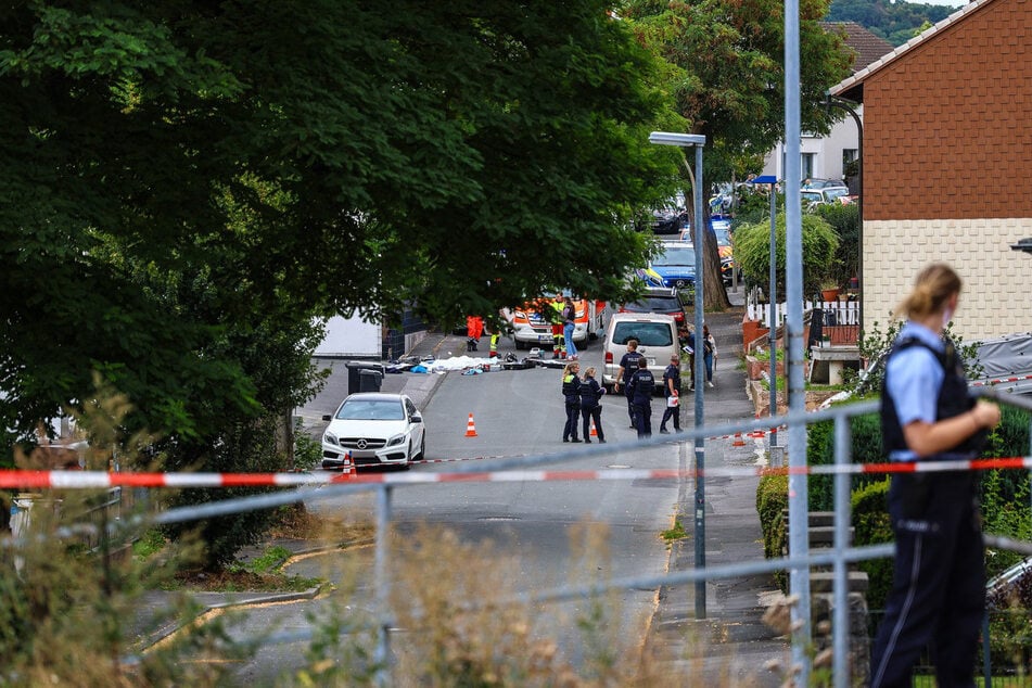 Die Polizei hat den Tatort mit Flatterband abgesperrt.