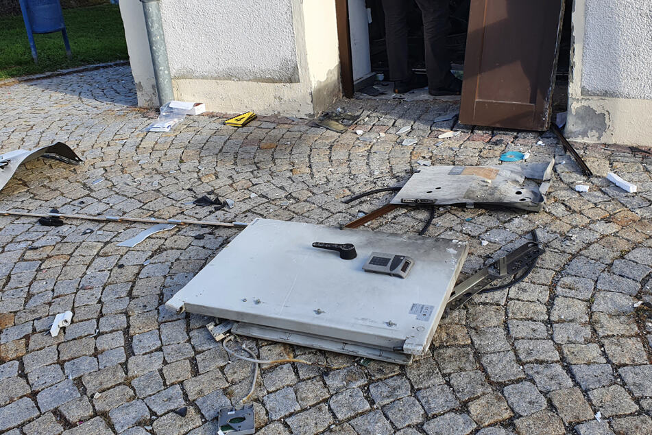 Sowohl vor der Eingangstür als auch im Innenraum...
