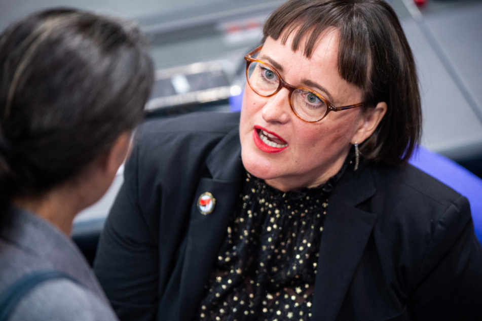 Martina Renner (53, Linke), spricht bei einer Sitzung des Bundestages mit einer Abgeordneten.