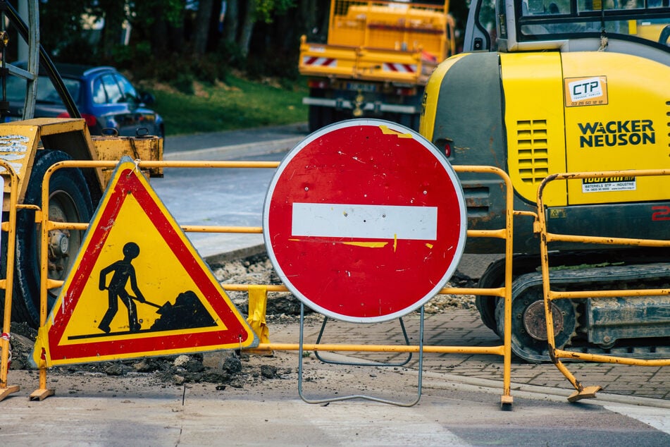 Der Autofahrer rauschte mitten durch die Baustelle. (Symbolbild)