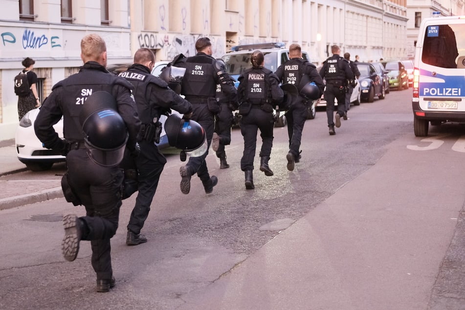 Laut Sachsens Finanzministerium steigt die Gewalt gegenüber Staatsdienern. (Archivbild)