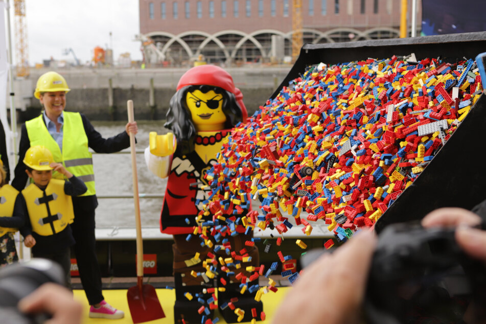 Die ersten Lego-Steine werden zum Baustart abgekippt.