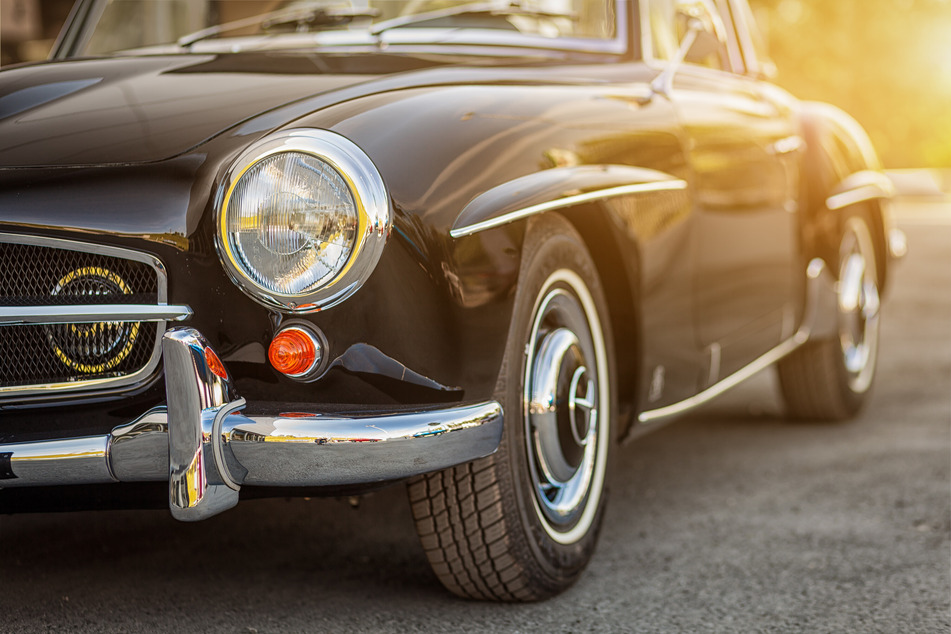 In Rochlitz kommen Fans alter Autos bei einer Oldtimerrallye auf ihre Kosten.