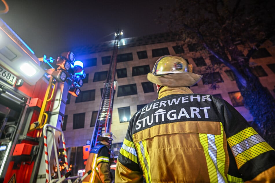 In Stuttgart fing das Flachdach eines Hauses in der Hauptstätter Straße Feuer.