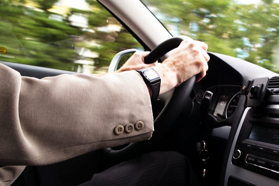 "Nur" 33 km/h zu schnell: Autofahrer muss trotzdem Knöllchen im sechsstelligen Bereich zahlen!