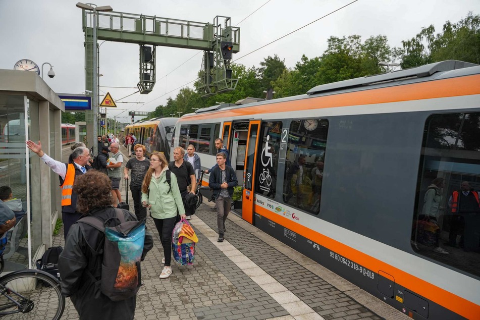 Am Haltepunkt Dresden-Klotzsche leiteten Mitarbeiter der DB Reisende an Busse und Straßenbahnen der DVB weiter.