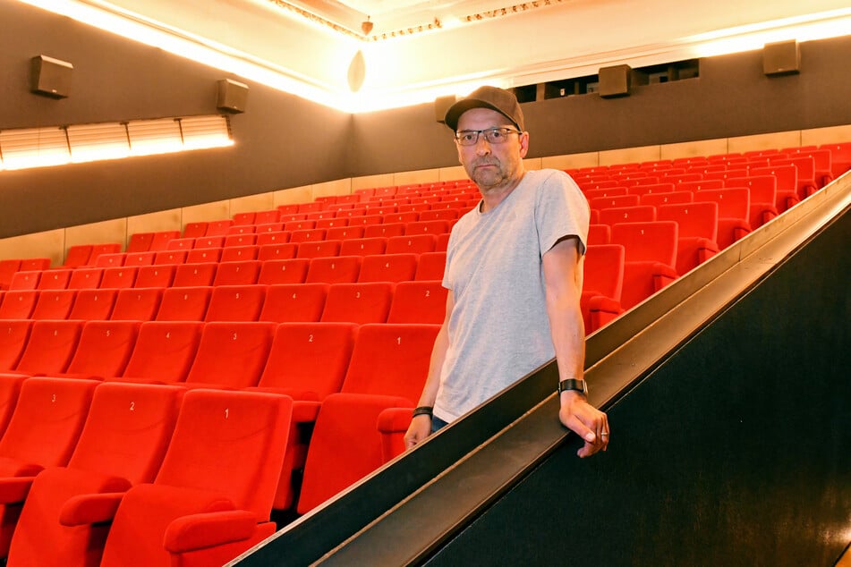 Sven Weser (54) muss vorerst allein in seinem Kino sitzen. Bis zum Neustart dauert es im Programmkino Ost noch lange.