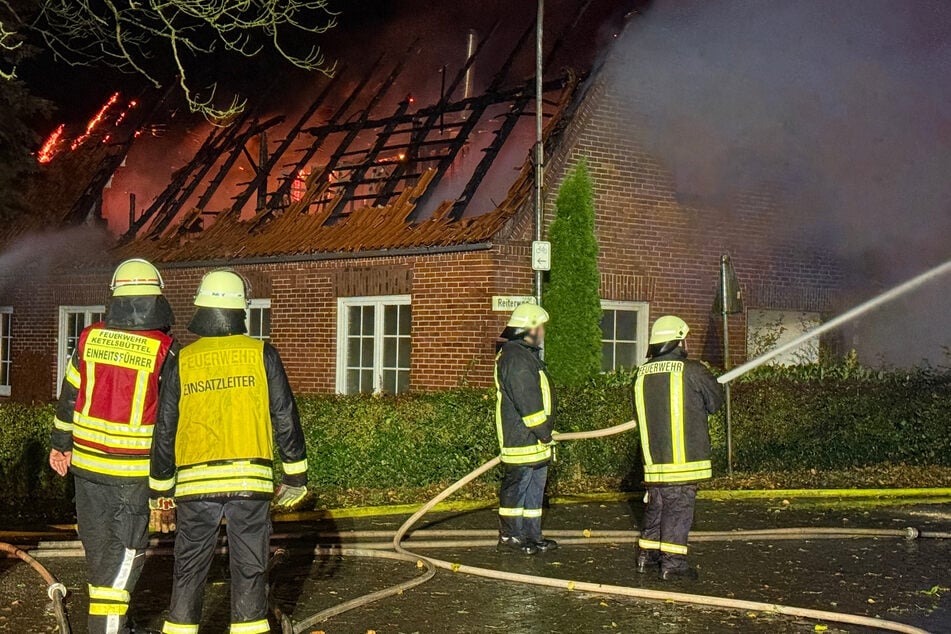Die Feuerwehr versuchte in der Nacht zu Sonntag die Flammen zu löschen.