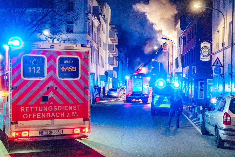 Beim Eintreffen der Rettungskräfte drang bereits dichter Rauch aus dem Gebäude in der Karlstraße in Offenbach am Main (Hessen).