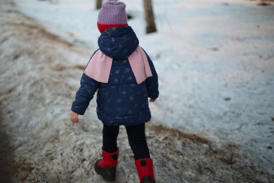 Ganz allein und bei Schmuddelwetter hatte sich die Vierjährige am Sonntagmorgen auf den Weg zur Kita gemacht. (Symbolbild)