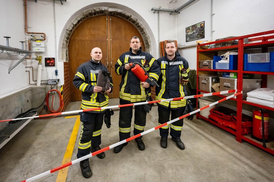 Die Kameraden Florian Jahr (35), Michael Peschke (45) und Markus Lämmel (28,v.l.) waren noch vor Ort und haben das brennende Auto aus der Garage geschoben und gelöscht.