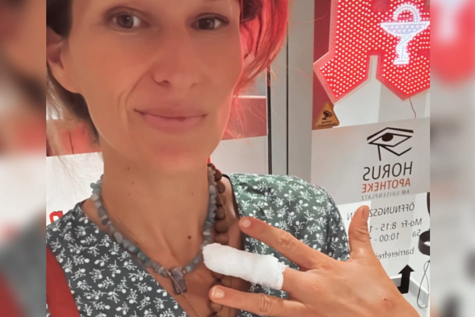 Janni Hönscheid (34) zeigte nach der OP ihren lädierten Mittelfinger.