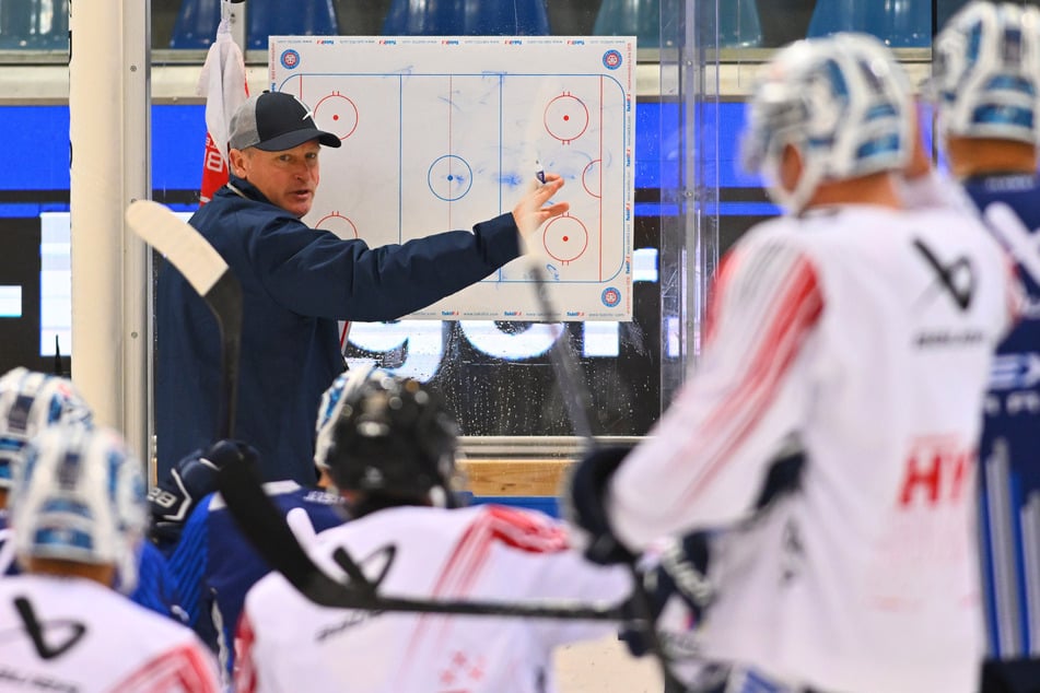 Die Dresdner Eislöwen setzen weiterhin auf die Dienste von Chefcoach Niklas Sundblad (51).