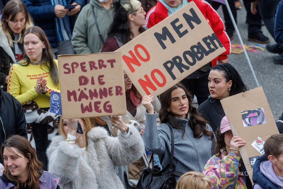 Teilnehmerinnen haben bei einer Demonstration zum Weltfrauentag in Hamburg Schilder hochgehalten.