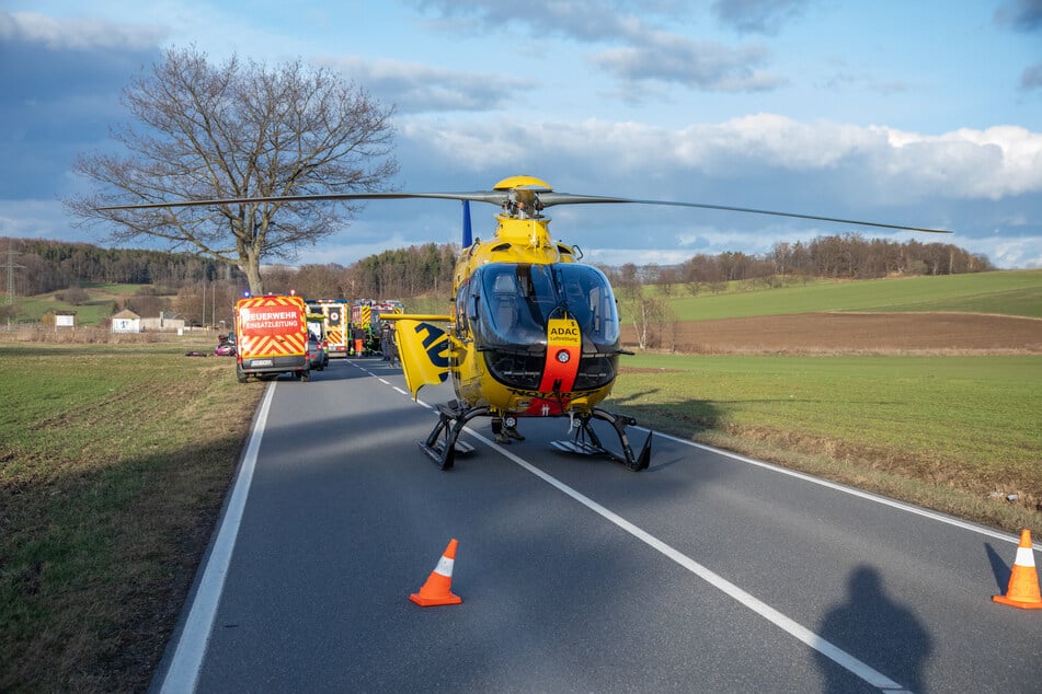 Ein Rettungshubschrauber landete mitten auf der Bundesstraße.