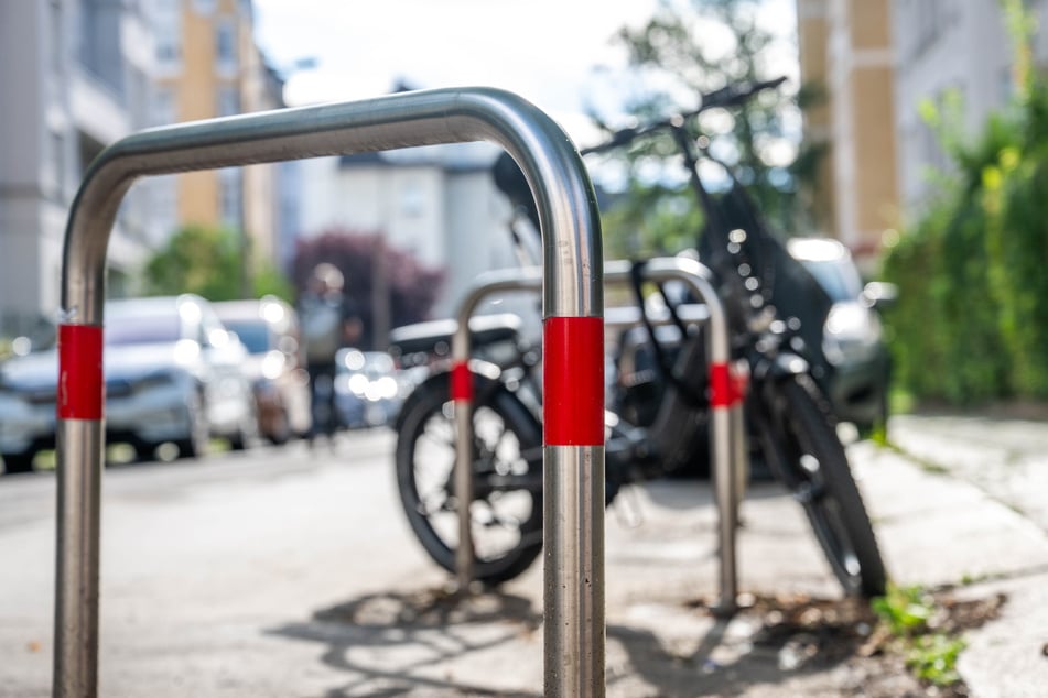 Joseph Israel (26, Grüne) fragte jüngst, ob Chemnitz für Großveranstaltungen wie Hutfestival und Kosmos mobile Fahrradbügel besitzt – hier Fahrradbügel an der Leonhard-/Barbarossastraße.