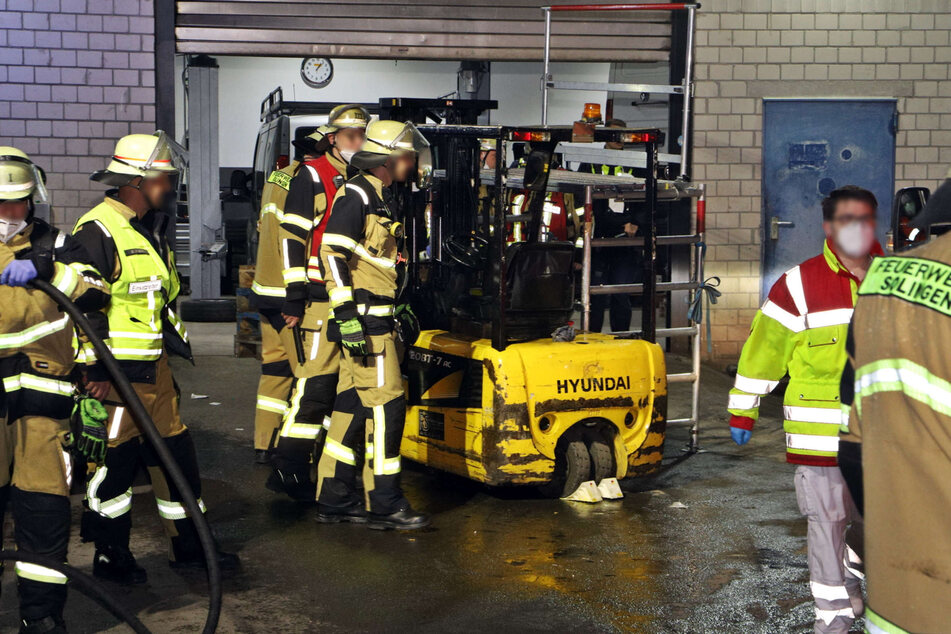 In der Nacht zu Samstag hat die Feuerwehr in Solingen einen Arbeiter gerettet, dessen Arm im Hubwerk eines Gabelstaplers eingeklemmt war.
