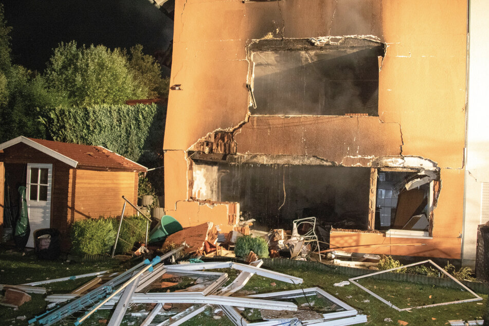 Explosion zerstört Doppelhaus: Ein Bewohner mutmaßlich verstorben