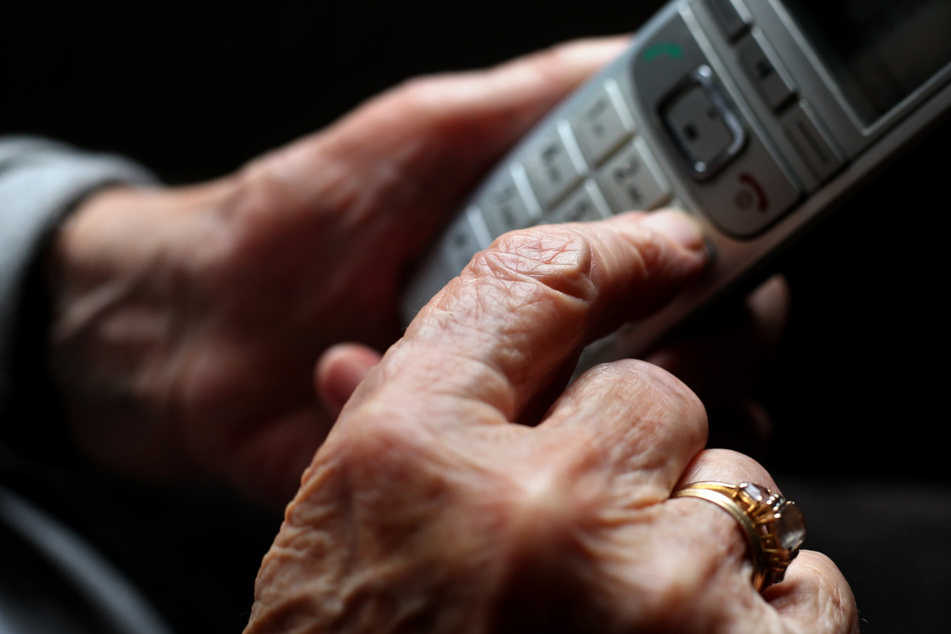 Schockanruf: Rentnerin gibt ihren Schmuck in fremde Hände