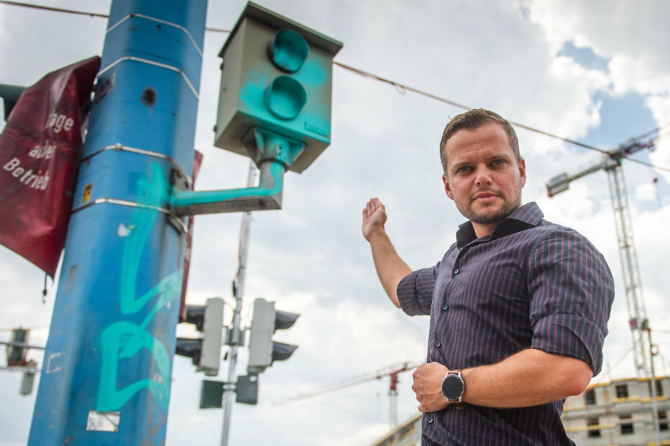 Michael Specht (34, CDU) zeigt den immer noch beschmierten Blitzer an der Bahnhofstraße/Brückenstraße.