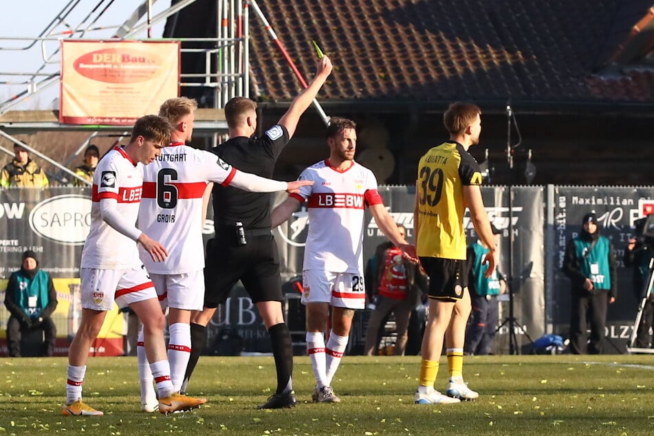 David Kubatta (21, r.) sah in Großaspach gegen Stuttgart II von Schiri Yannick Rupert (25, M.) Gelb. Dynamos Innenverteidiger machte nicht immer eine gute Figur.