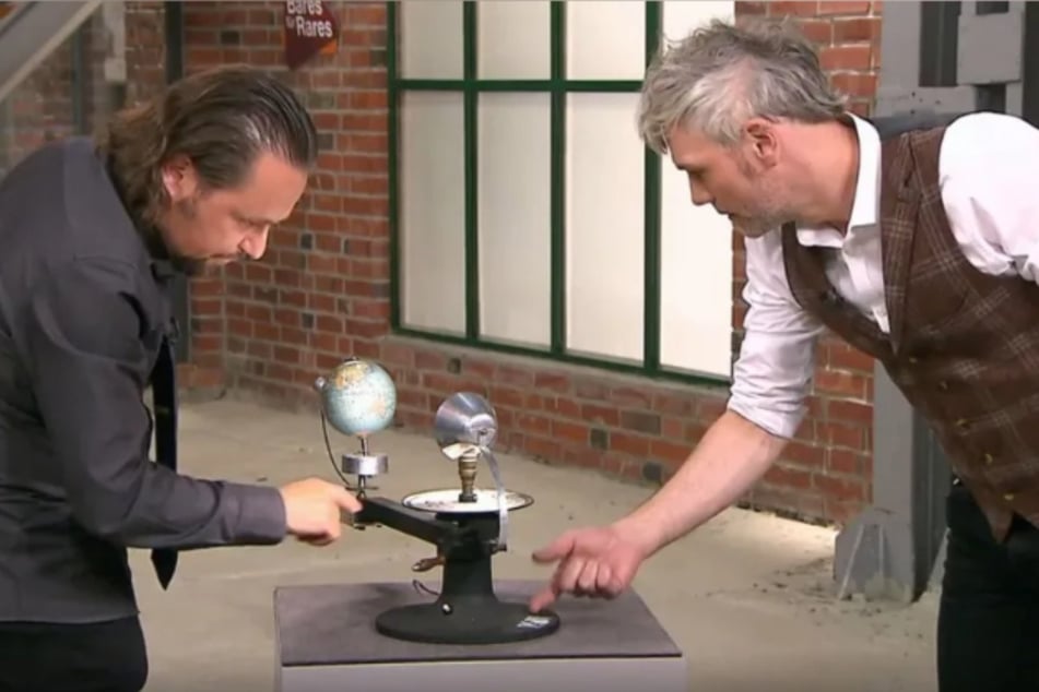 Händler Wolfgang Pauritsch (53, l.) und sein Kollege Christian Vechtel (50) sind von dem sogenannten Tellurium sofort schwer begeistert.