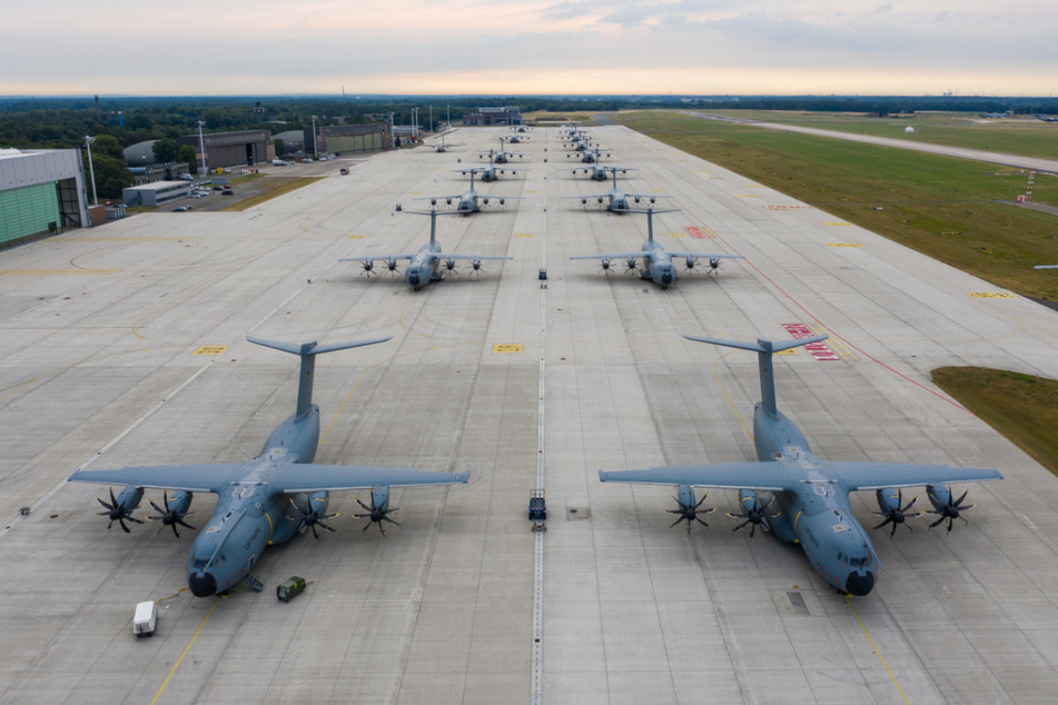 Airbus A400M Atlas Transportflugzeuge stehen auf dem Vorfeld des Fliegerhorstes in Wunstorf. Von hier aus soll Hilfe nach Portugal fliegen. (Archivbild)