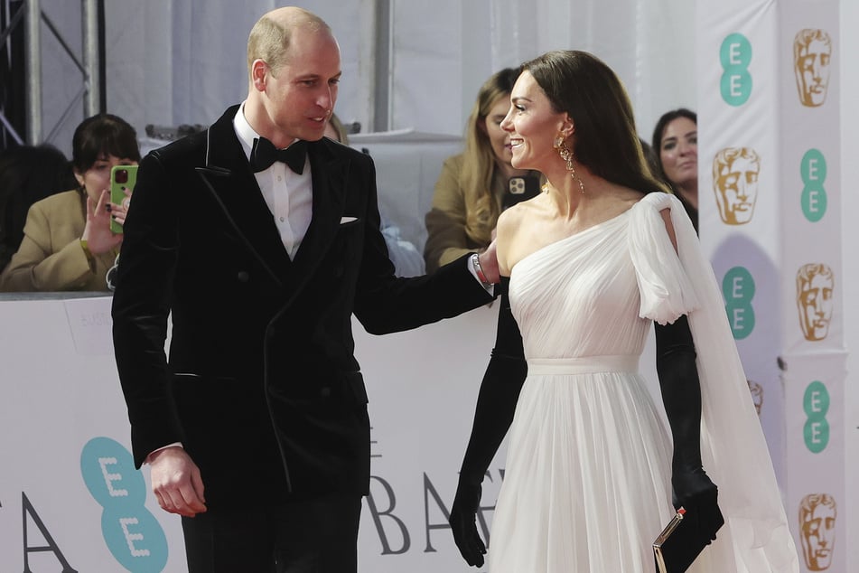 Klaps auf den Po: Prinzessin Kate haut ihrem William in aller Öffentlichkeit auf den Hintern