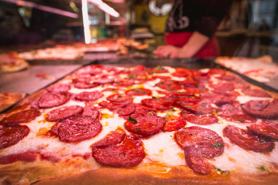 In einem Pizza-Restaurant erhielt der US-Amerikaner eine fiese Rechnung.