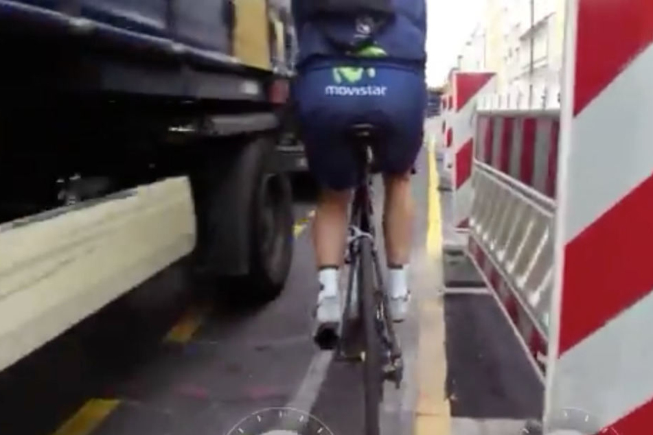Durch Glück werden die beiden Radfahrer nicht erwischt.