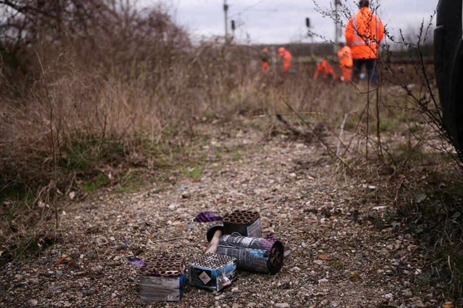 Neben den Bahngleisen im Leipziger Westen lagen abgebrannte Böller. Die Ermittler untersuchen derzeit noch, ob sie für die Tat verwendet wurden.