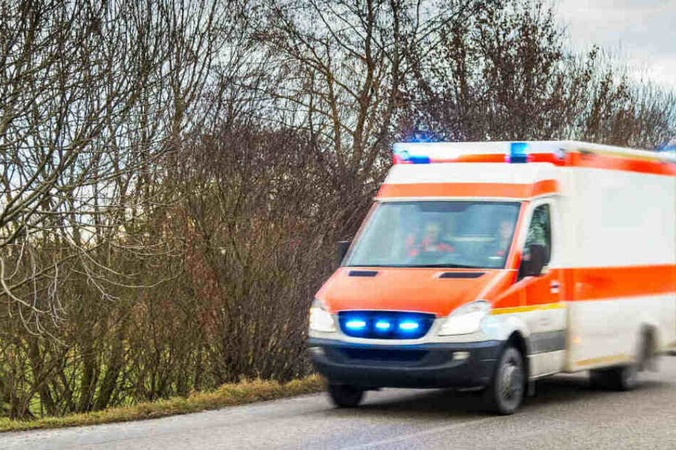 Der verletzte junge Mann wurde ins Krankenhaus gebracht. (Symbolbild)
