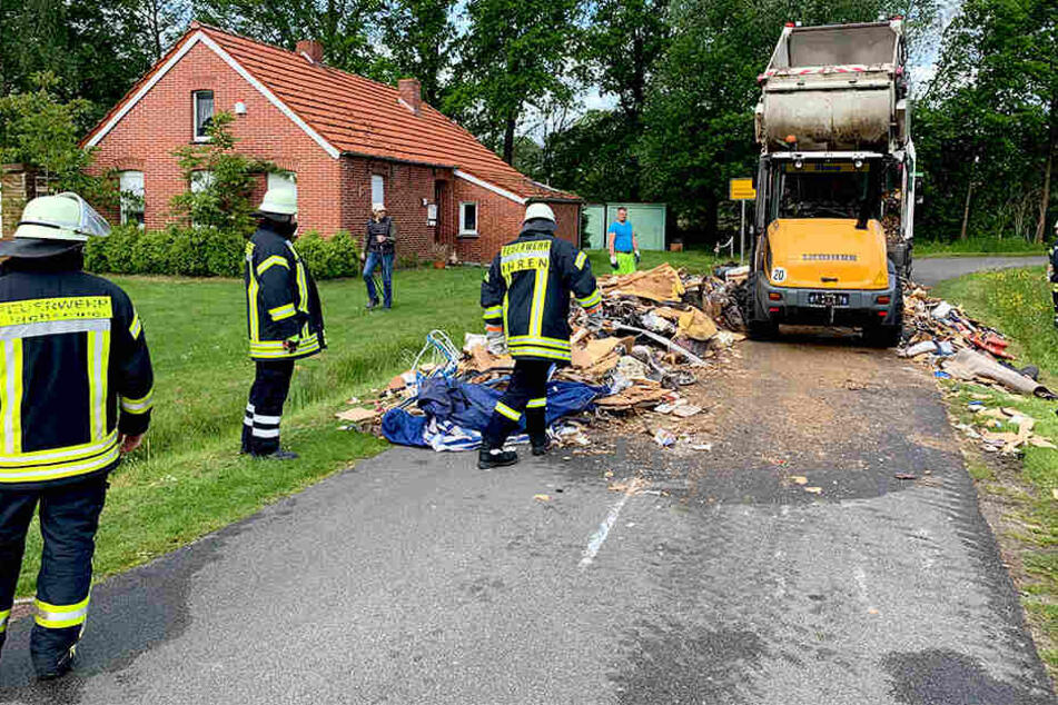 Später kam ein zweites Fahrzeug und transportierte die Müllreste ab.