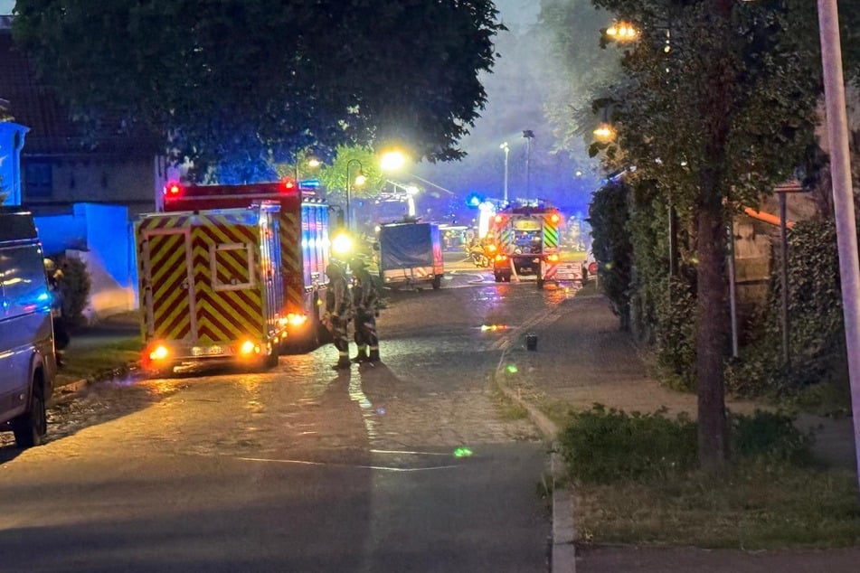 Die Feuerwehr rückte mit einem Großaufgebot zum Brand in den Brandenburger Ortsteil Stolpe aus.