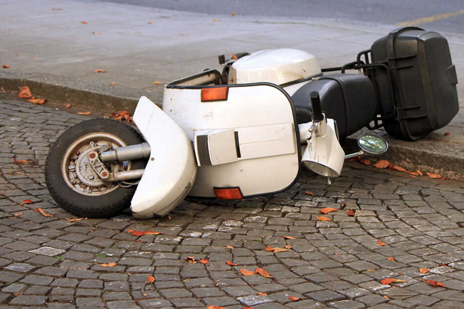 In Zwickau ist der Fahrer eines Motorrollers gestürzt, nachdem ihm ein Auto die Vorfahrt genommen hat. (Symbolbild)
