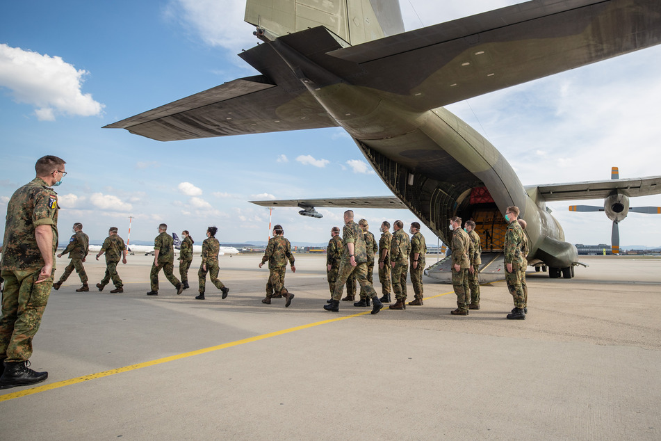 Sanitätssoldaten der Bundeswehr kehren aus Portugal zurück und werden am Flughafen in Stuttgart empfangen. Die Sanitätssoldatinnen und -Soldaten haben Portugal in der Corona-Pandemie unterstützt.