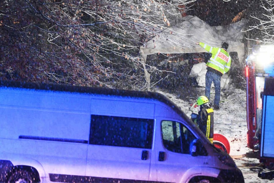 Starker Schneefall führte zum Abbruch der Bergungsarbeiten am frühen Freitagmorgen.