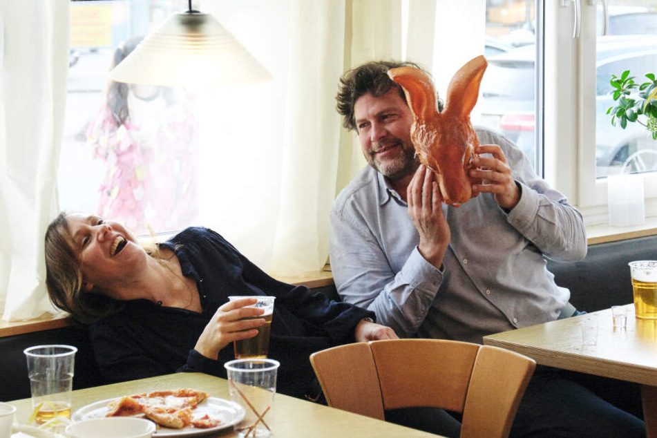 Das Ermittler-Duo Franziska Tobler (Eva Löbau) und Friedemann Berg (Hans-Jochen Wagner) albert auf einer Fastnachtsfeier herum.