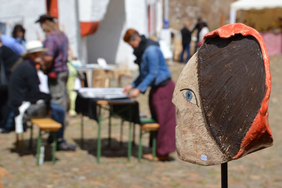Im Burghof von Schloss Rochsburg dreht sich alles um die Kunst.