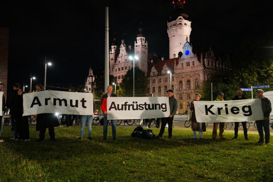 Am Rande der Feierlichkeiten demonstrierte eine Gruppe gegen Armut, Aufrüstung und Krieg.